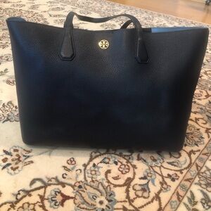 Tory Burch navy blue leather bag excellent condition